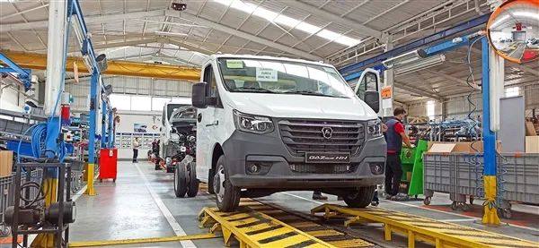 共同关注丨汽车“一夜”回到80年代！俄罗斯电动汽车转向中国标准