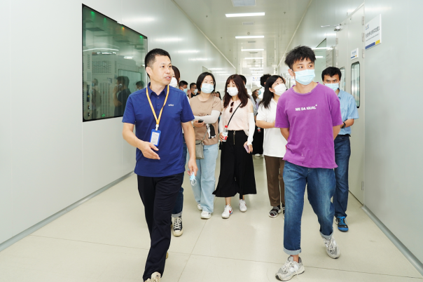 共同关注丨媒体一行走进蜂巢能源无锡全球锂电创新中心 直击短刀针刺
