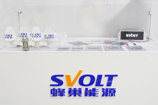 共同关注丨媒体一行走进蜂巢能源无锡全球锂电创新中心 直击短刀针刺