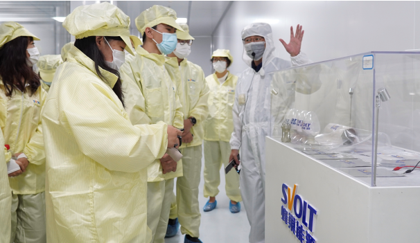共同关注丨媒体一行走进蜂巢能源无锡全球锂电创新中心 直击短刀针刺