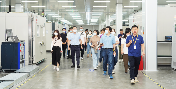 共同关注丨媒体一行走进蜂巢能源无锡全球锂电创新中心 直击短刀针刺